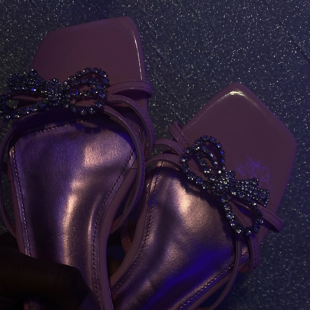 very cute sandals!